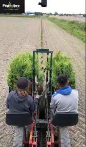 Encore du nouveau!!! GPS avec Auto-Guidage, ayant une marge d’erreur de seulement 1". Nous pouvons maintenant planter 18% plus de cèdres dans nos champs.